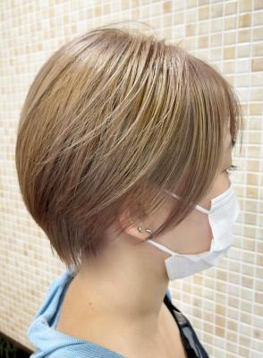 ベージュカラー×ショートボブ