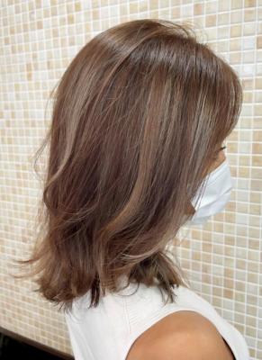 ペールベージュ×外ハネミディアム