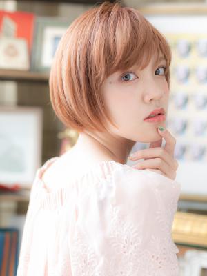ピンクカラーが大人かわいい前下がりミニボブ　ボブショート