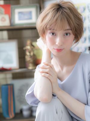 外国人風マロンベージュ小顔ショートマッシュ　透明感