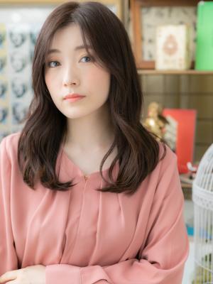 黒髪くすみカラー小顔くせ毛風センターパート モノトーングレー 黒髪くすみカラー小顔くせ毛風センターパート モノトーングレー