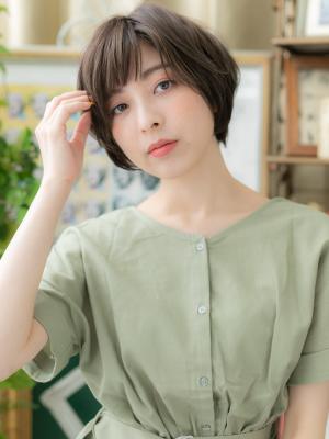 黒髪斜めバング大人かわいいショートマッシュ グレージュカラー 黒髪斜めバング大人かわいいショートマッシュ グレージュカラー