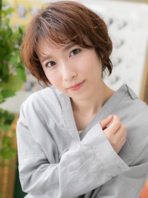 外国人風シースルーバングマッシュショート　ニュアンスカラー