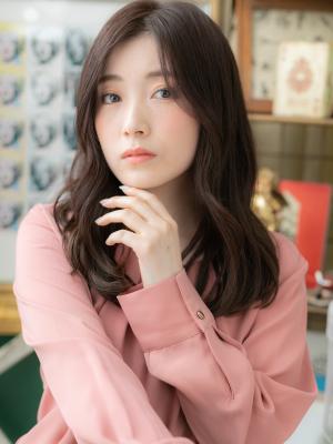 黒髪くすみカラー小顔くせ毛風センターパート　こなれヘア