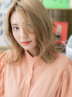 センターパート外国人風小顔抜け感ハイライト　かきあげバング