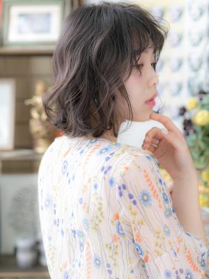 黒髪くすみカラーくせ毛風小顔エアリーミディ　プラチナグレージ