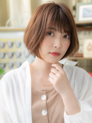 ハイライトカラー前下がり切りっぱなしボブ　キャラメルベージュ