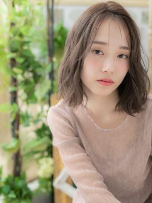 くせ毛風ふわミディくすみカラーこなれヘア 鎖骨ミディアム くせ毛風ふわミディくすみカラーこなれヘア 鎖骨ミディアム