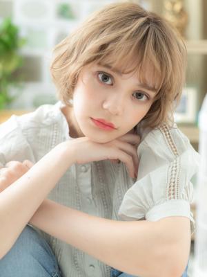 ハイトーンカラー小顔くせ毛風マッシュウルフ キャラメルベージ ハイトーンカラー小顔くせ毛風マッシュウルフ キャラメルベージ