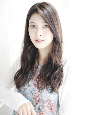 Aラインの大人かわいいミックスカールスタイル