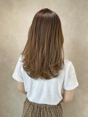 miu＆岩本康太　大人女子のロングレイヤーとくすみベージュ
