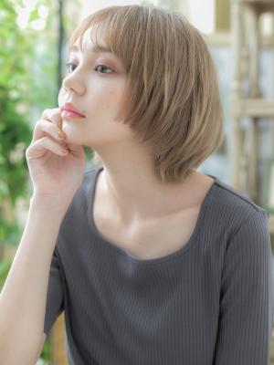 外国人風ハイトーンカラー小顔丸みショート　ステップボーンカッ