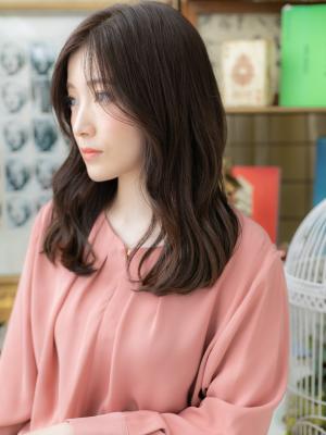 黒髪くすみカラー小顔くせ毛風センターパート　黒髪アッシュ