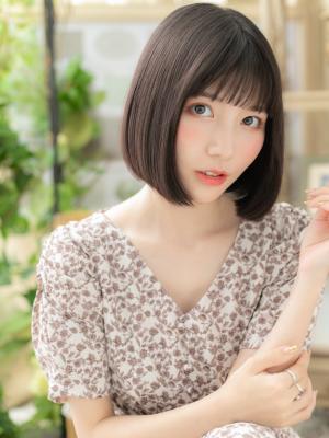 黒髪シースルーバング小顔切りっぱなしボブ　ハーブカラー