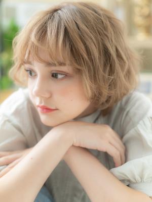 ハイトーンカラー小顔くせ毛風マッシュウルフ　大人ガーリー