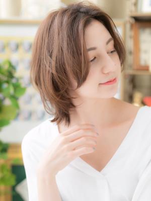 センターパートくせ毛風前下がりボブウルフ　かきあげバング