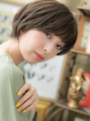 黒髪斜めバング大人かわいいショートマッシュ　ボブショート