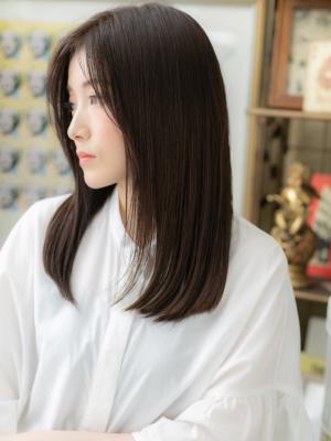 大人かわいいセンターパートバレイヤージュ　黒髪アッシュ