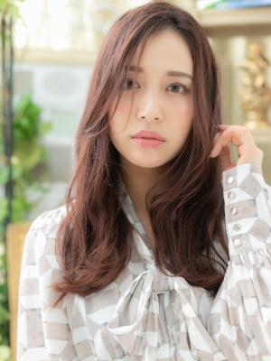 大人かわいいセンターパートアッシュピンク　レイヤーロング