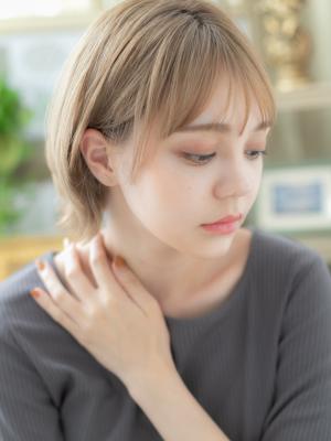 外国人風ハイトーンカラー小顔丸みショート　艶カラー