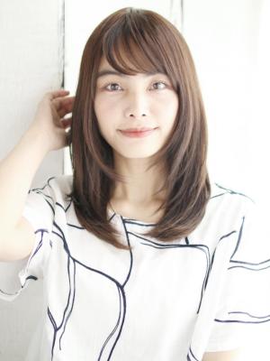 大人可愛い内巻きレイヤースタイル