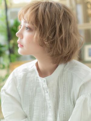 ハイトーンカラー小顔くせ毛風マッシュウルフ ゴールドベージュ ハイトーンカラー小顔くせ毛風マッシュウルフ ゴールドベージュ