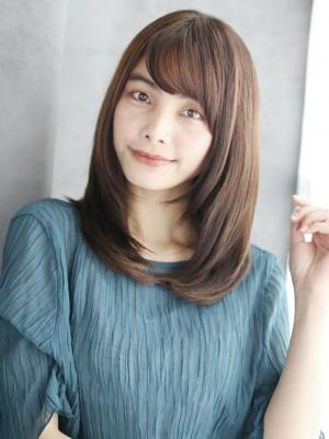 大人可愛い内巻きレイヤースタイル