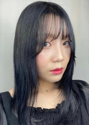 ブルーブラック×ストレートヘア　スタイリスト田中のイメージ画像