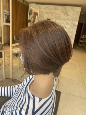 パールベージュカラーの大人ボブ