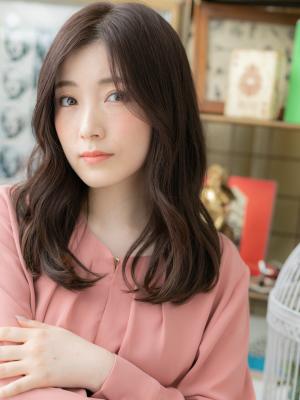 黒髪くすみカラー小顔くせ毛風流れるレイヤー　アンニュイヘア