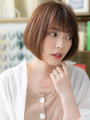 インナーハイライト大人かわいい前下がりボブ 暖色系カラー インナーハイライト大人かわいい前下がりボブ 暖色系カラーのイメージ画像