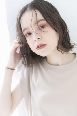 外国人風シア―グレージュ切りっぱなしボブニュアンスカール池袋