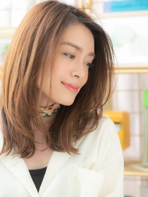 かきあげバング外国人風小顔流れるレイヤー　うる艶髪