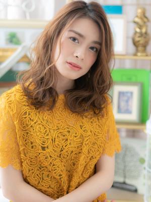 暖色系カラーくせ毛風大人巻きエアリーミディ　抜け感ヘア