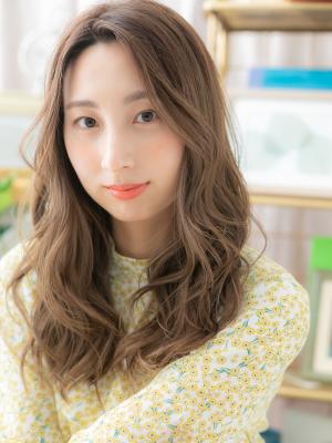 外国人風ハイライト大人巻きセンターパート　抜け感ヘア