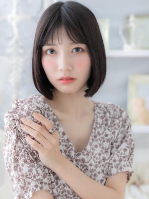 黒髪艶カラー大人可愛い前下がりぷつっとボブ グレイアッシュ 黒髪艶カラー大人可愛い前下がりぷつっとボブ グレイアッシュのイメージ画像