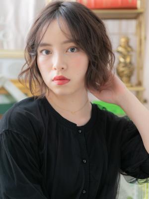 ネオシースルーバングくせ毛風前下がりボブ　フェザーバング