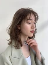 ミディアムヘアーとアッシュベージュカラー