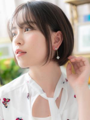 ナチュラルモードうる艶髪小顔前下がりボブ　カーキアッシュ