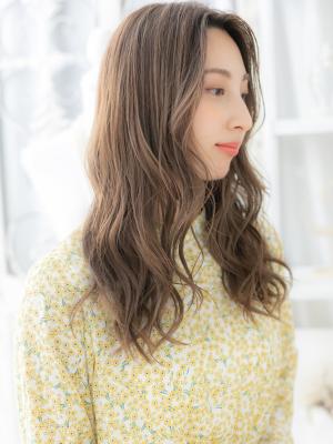 外国人風ハイライト大人巻きセンターパート　アンニュイヘア