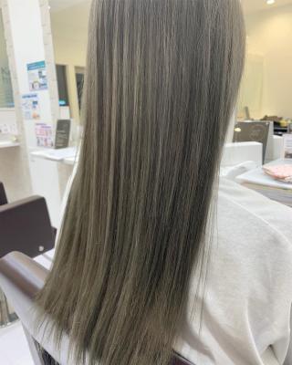 柔らかく透けるグレージュ