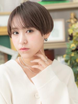 小顔透けバングナチュラルマッシュショート　ミルクティアッシュ