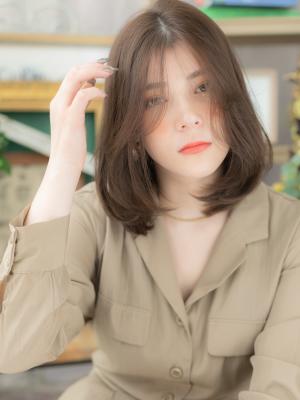 センターパートかきあげバングアンニュイヘア　抜け感ヘア