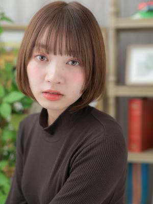 外国人風暖色系カラー小顔切りっぱなしボブ　前髪ぱっつん