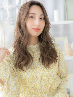 外国人風ハイライト大人巻きセンターパート　抜け感ヘア