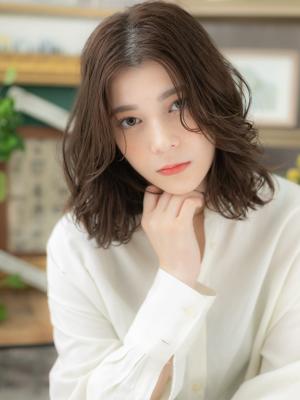 大人ハイライト濡れ髪くせ毛風センターパート　抜け感ヘア