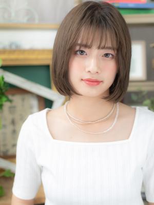 ネオシースルーバング前下がりカーキアッシュ　ぶつ切りボブ