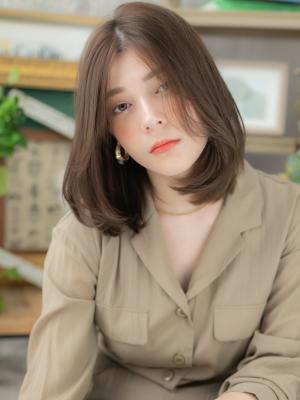 センターパートかきあげバングアンニュイヘア　抜け感ヘア