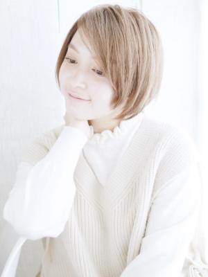 ハイトーンベースのストレートボブ