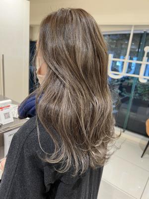 オシャレしながら白髪を楽しむカラー